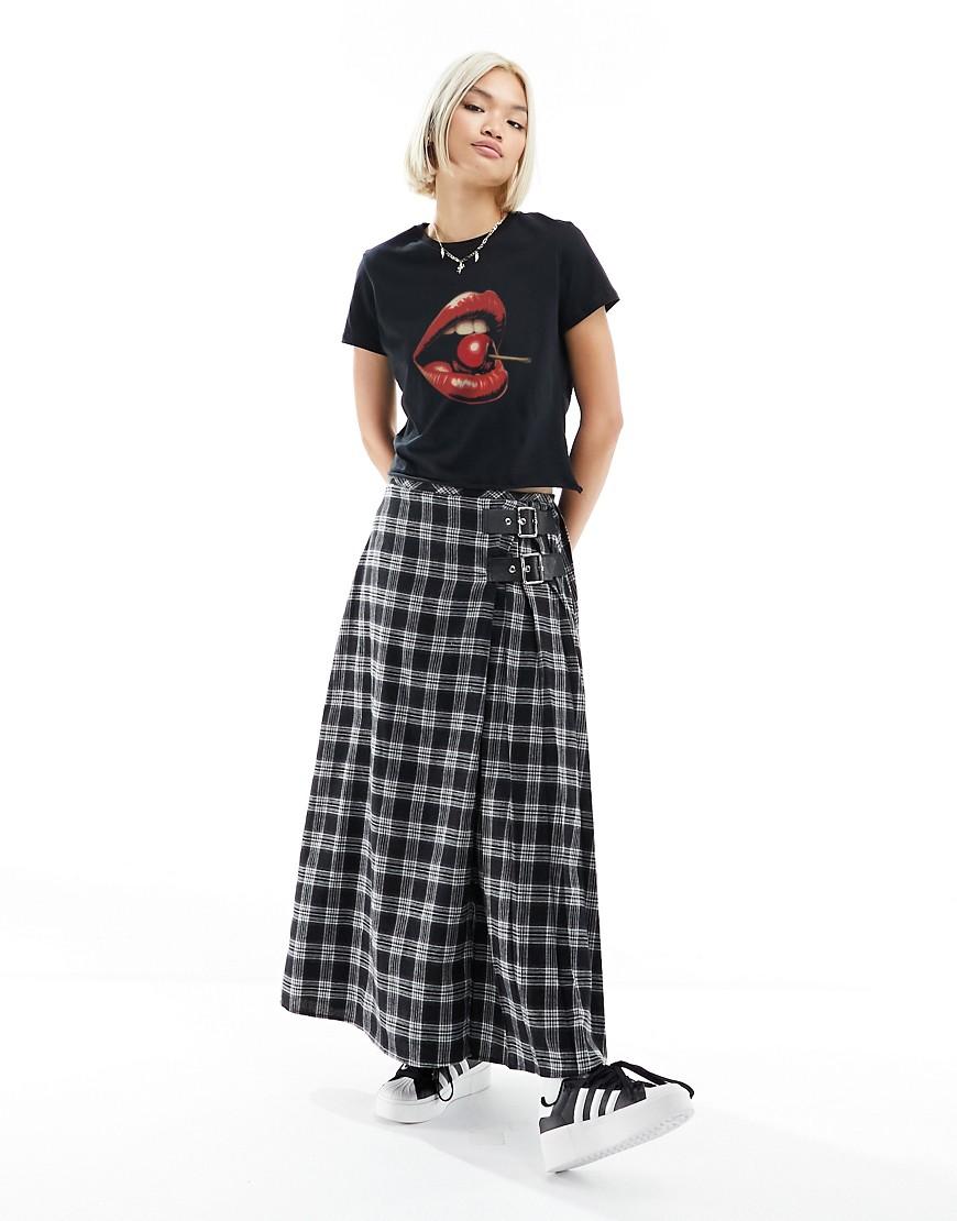 CZARNY T-SHIRT Z NADRUKIEM USTA