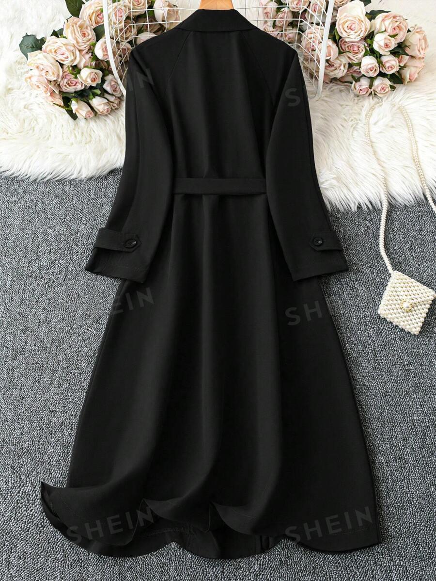 czarny trench guziki