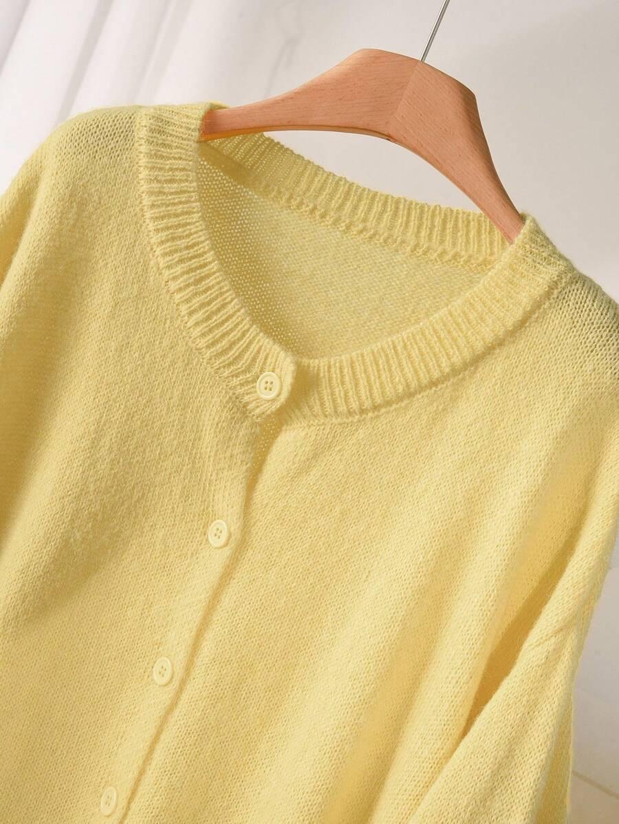 żółty dzianinowy sweter z domieszką wełny