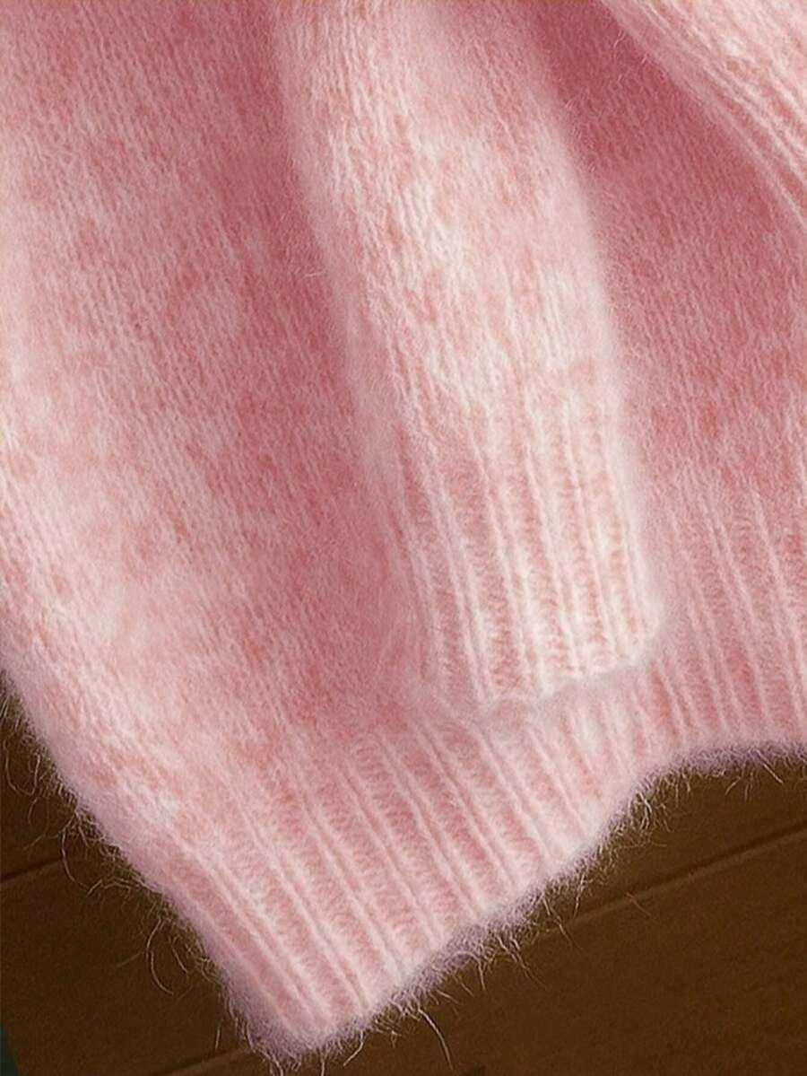 różowy sweter z długim rękawem