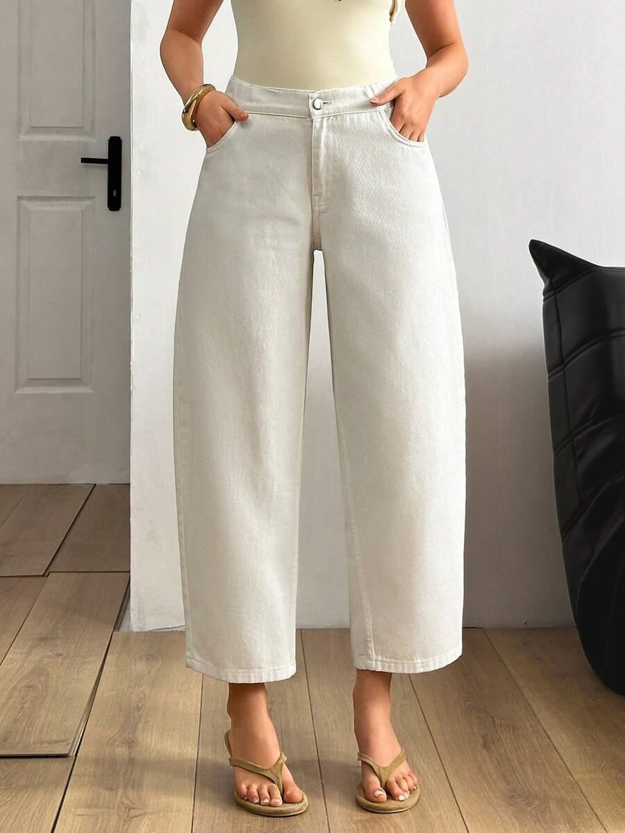 białe luźne spodnie jeans