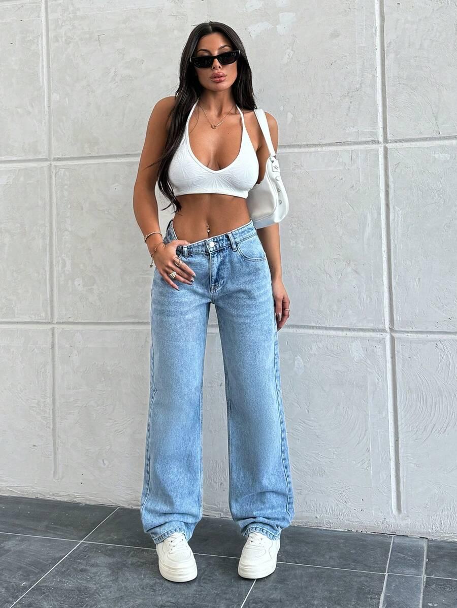 niebieskie spodnie jeans