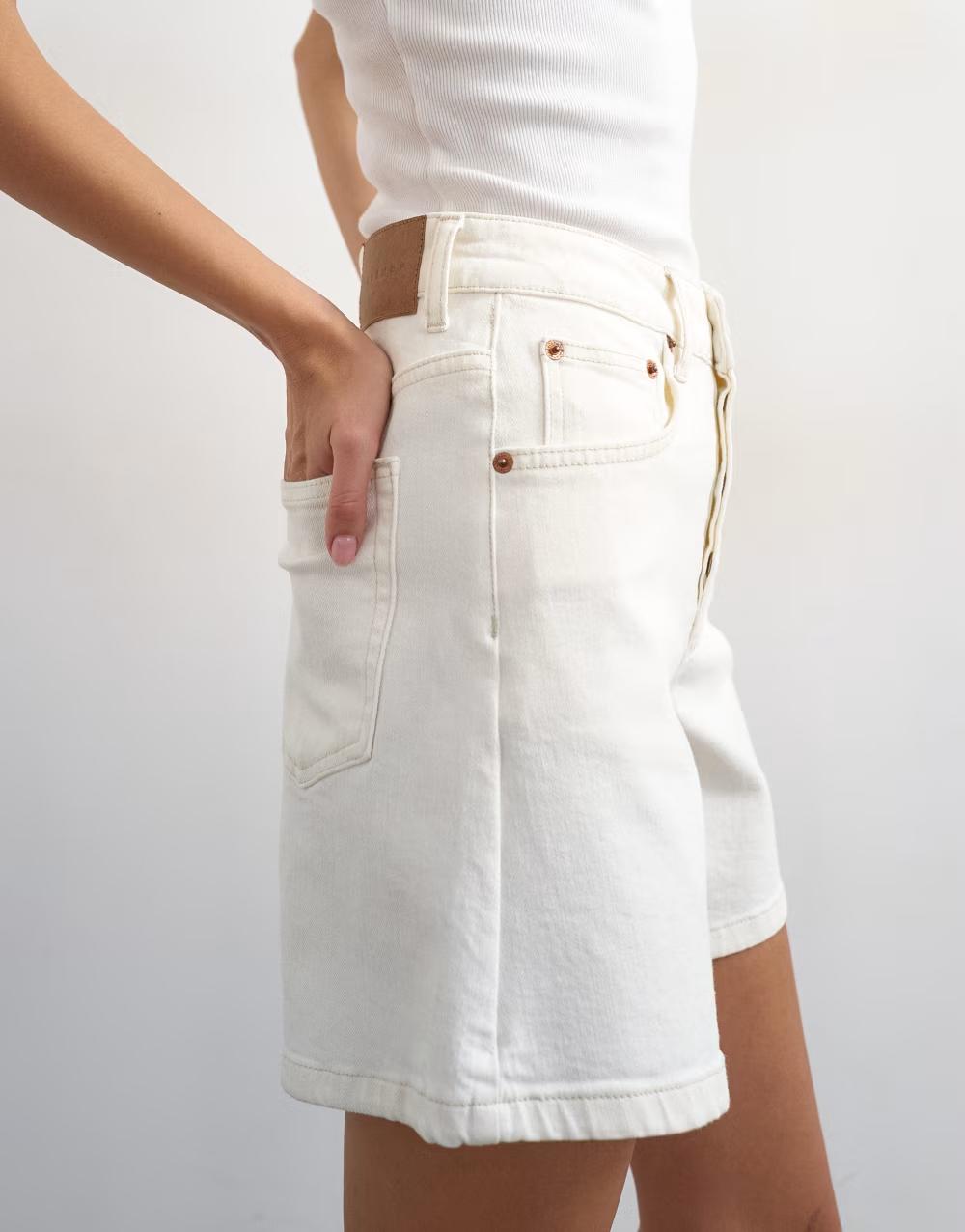 białe spodenki jeans kieszenie