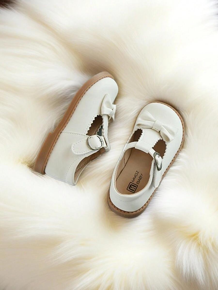 kremowe buty kokardka