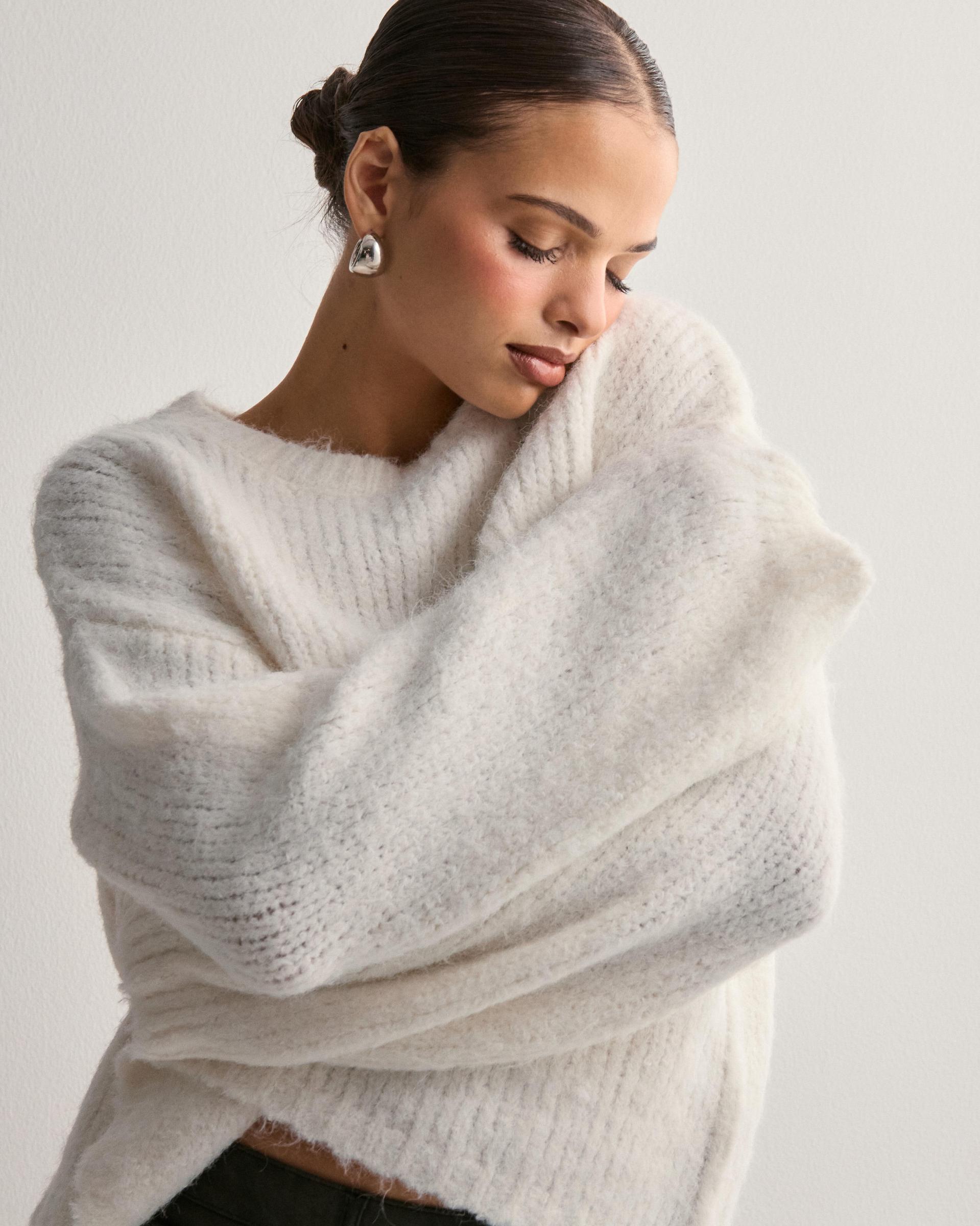 biały sweter oversize