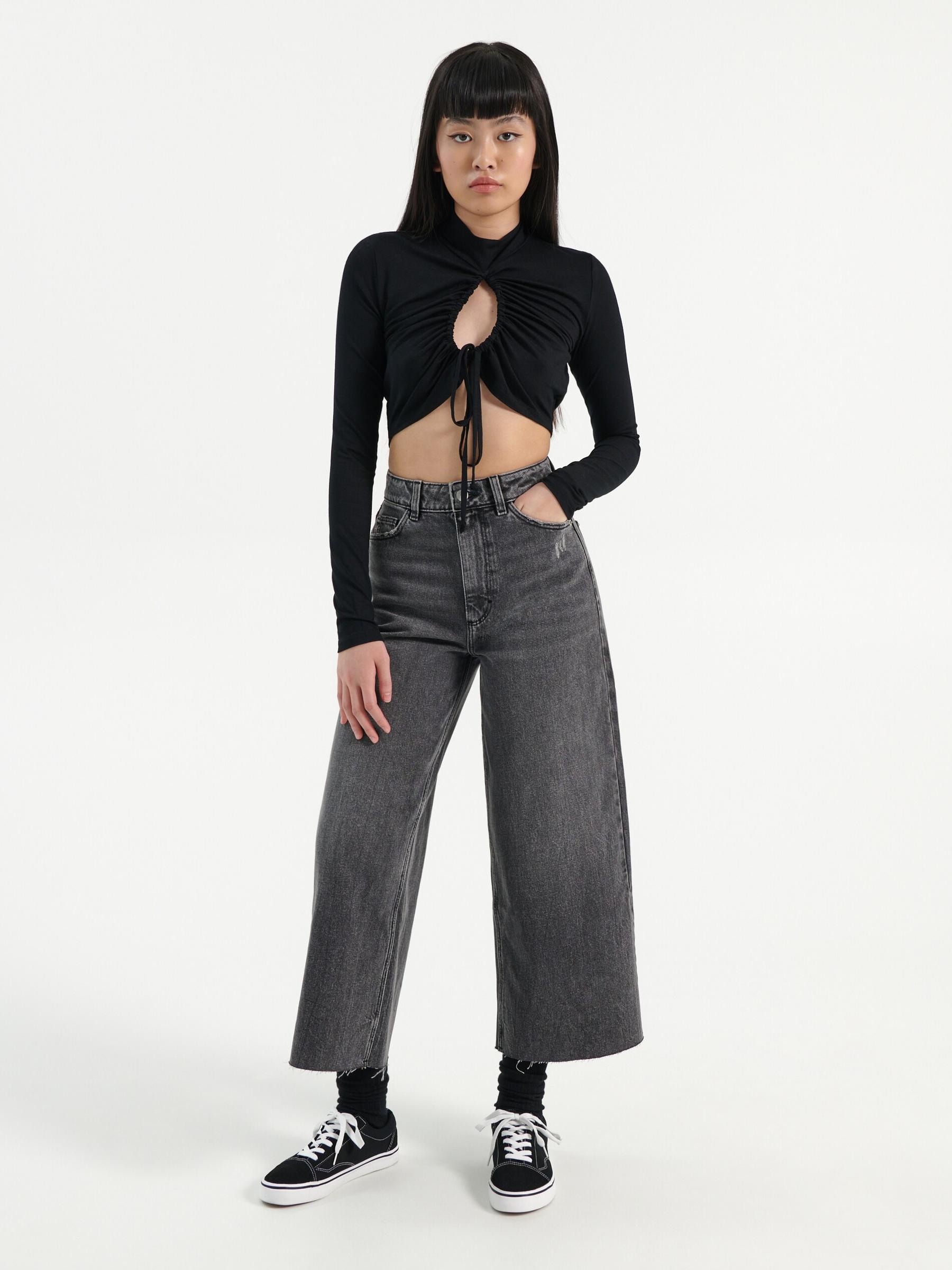 CZARNY CROP TOP DŁUGI RĘKAW WYCIĘCIE WIĄZANIE