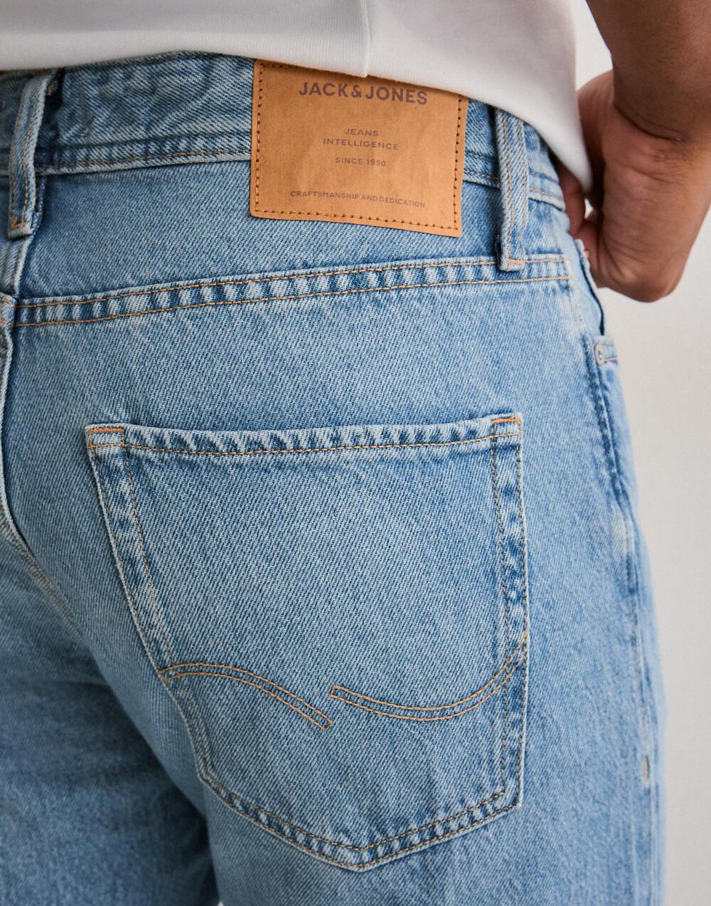niebieskie proste spodnie jeans guziki kieszenie