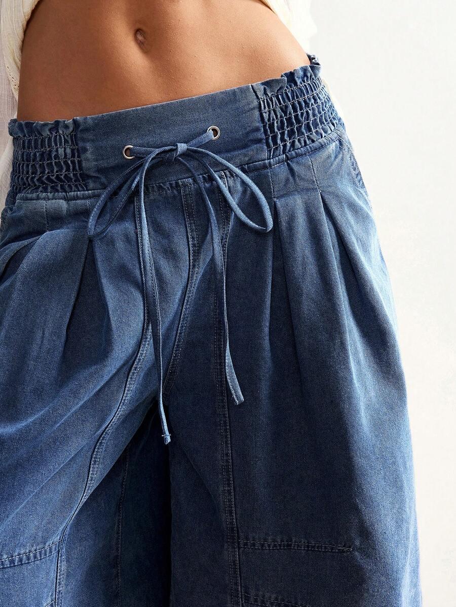 niebieskie spodenki jeans