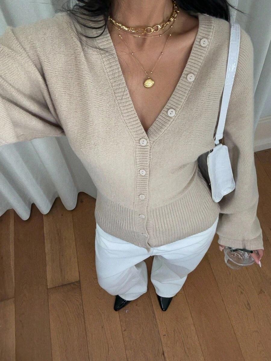 beżowy sweter guziki