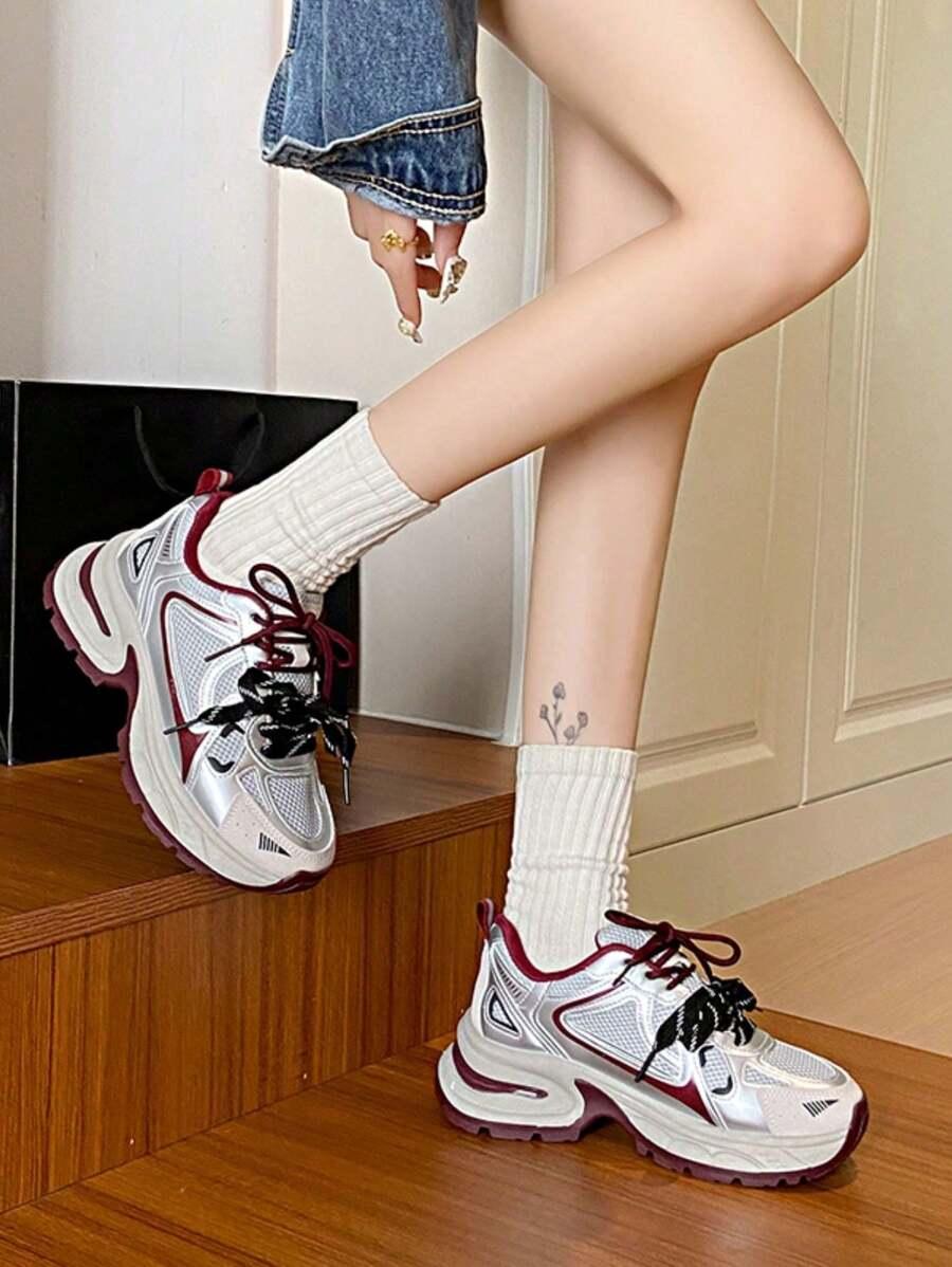 sznurowane buty sportowe