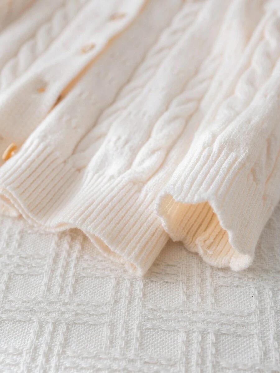 beżowy sweter guziki