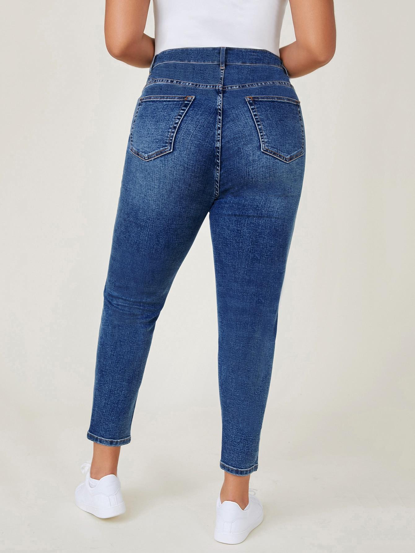 niebieskie spodnie jeans 