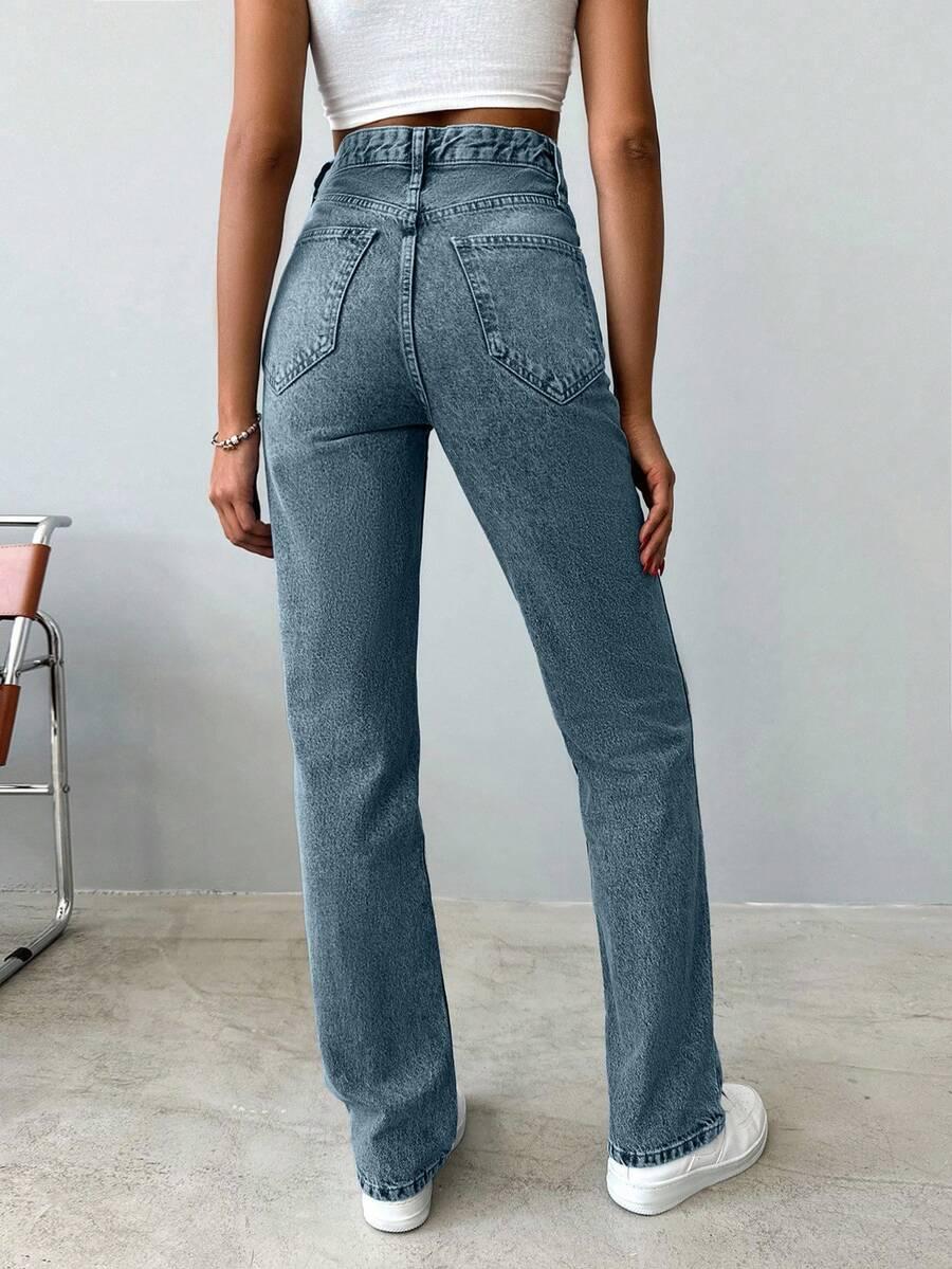 niebieskie spodnie jeans