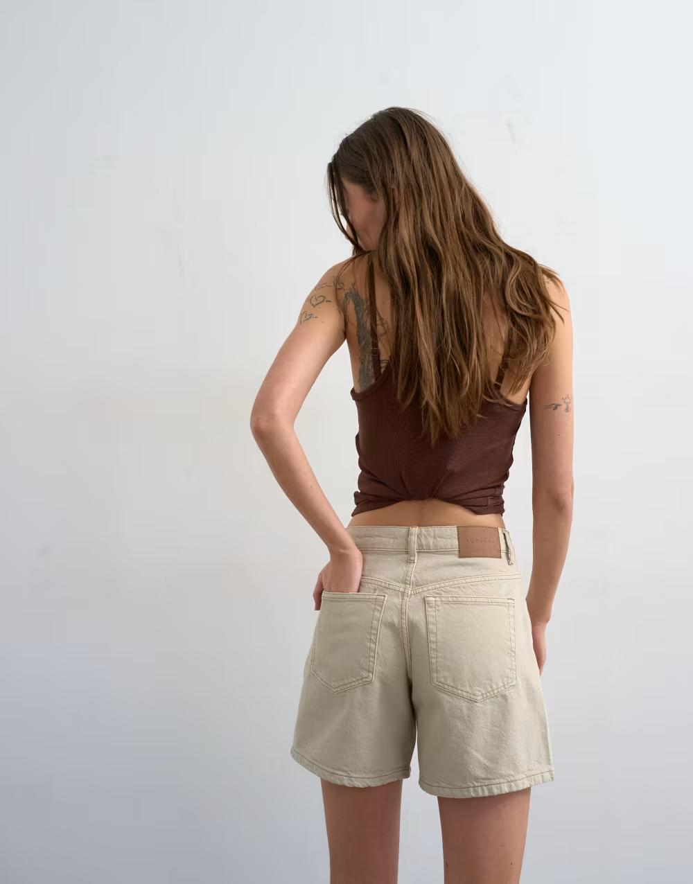 BEŻOWE SPODENKI JEANS
