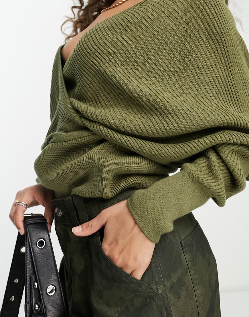 zielony kopertowy sweter prążki