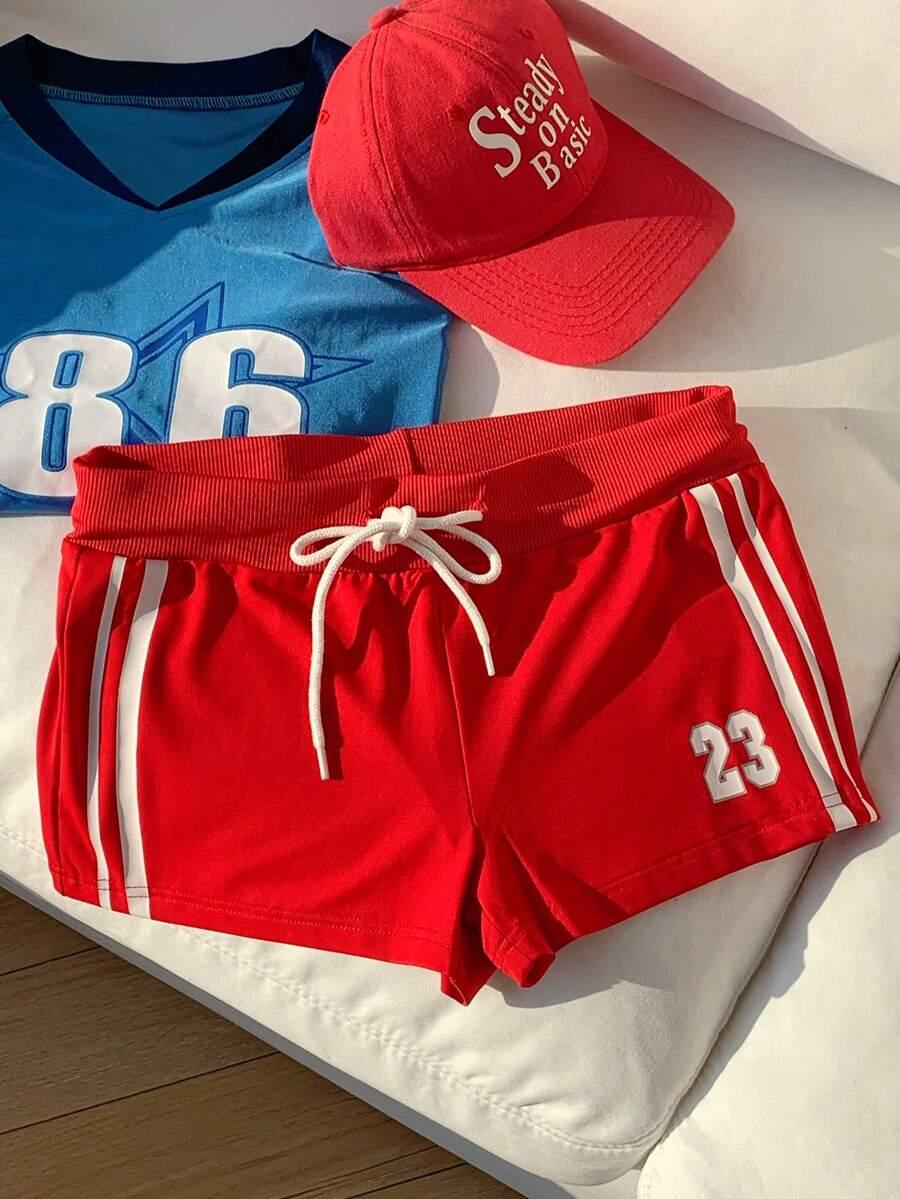 czerwone sportowe spodenki