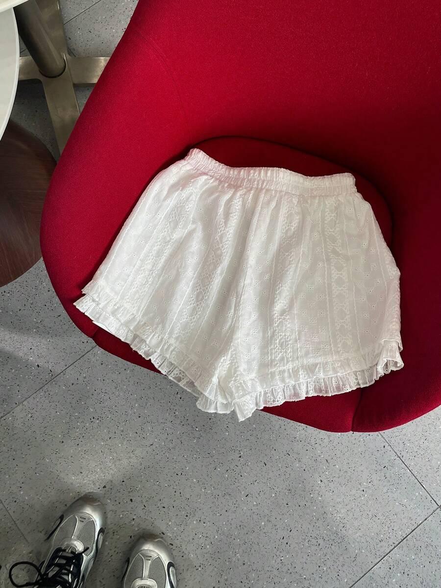 białe spodenki haft
