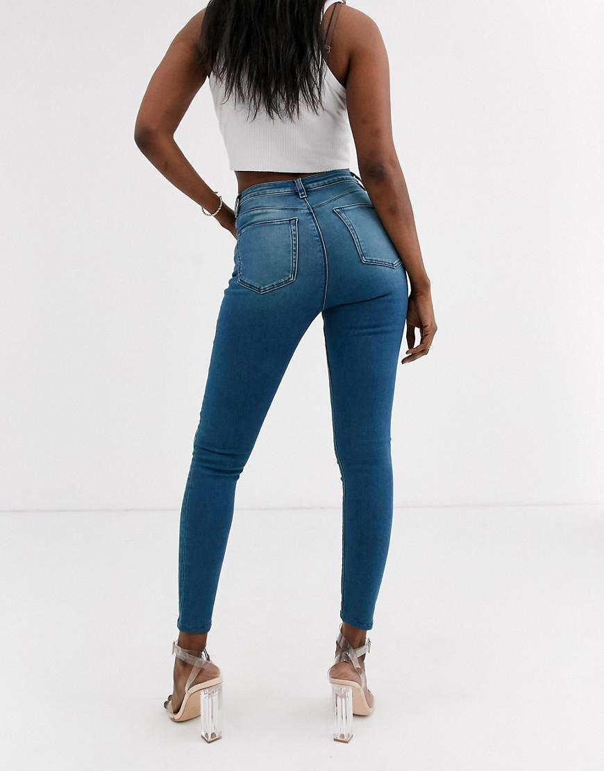 niebieskie spodnie jeans rurki