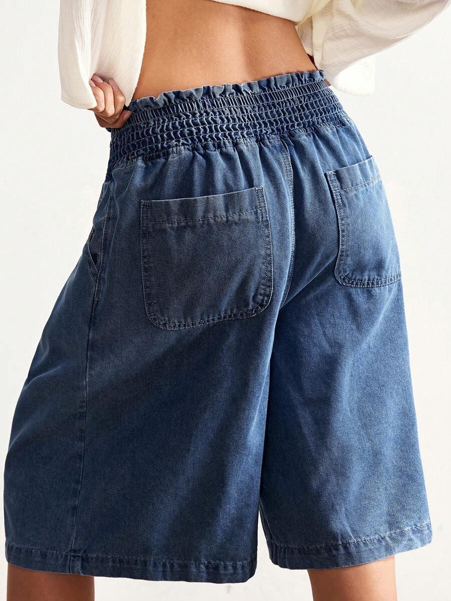 niebieskie spodenki jeans