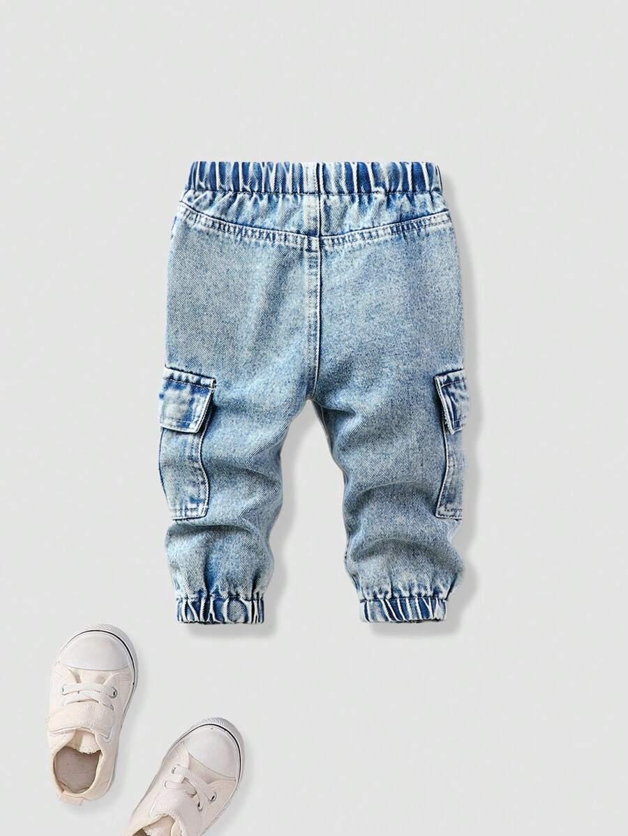 niebieskie spodnie jeans