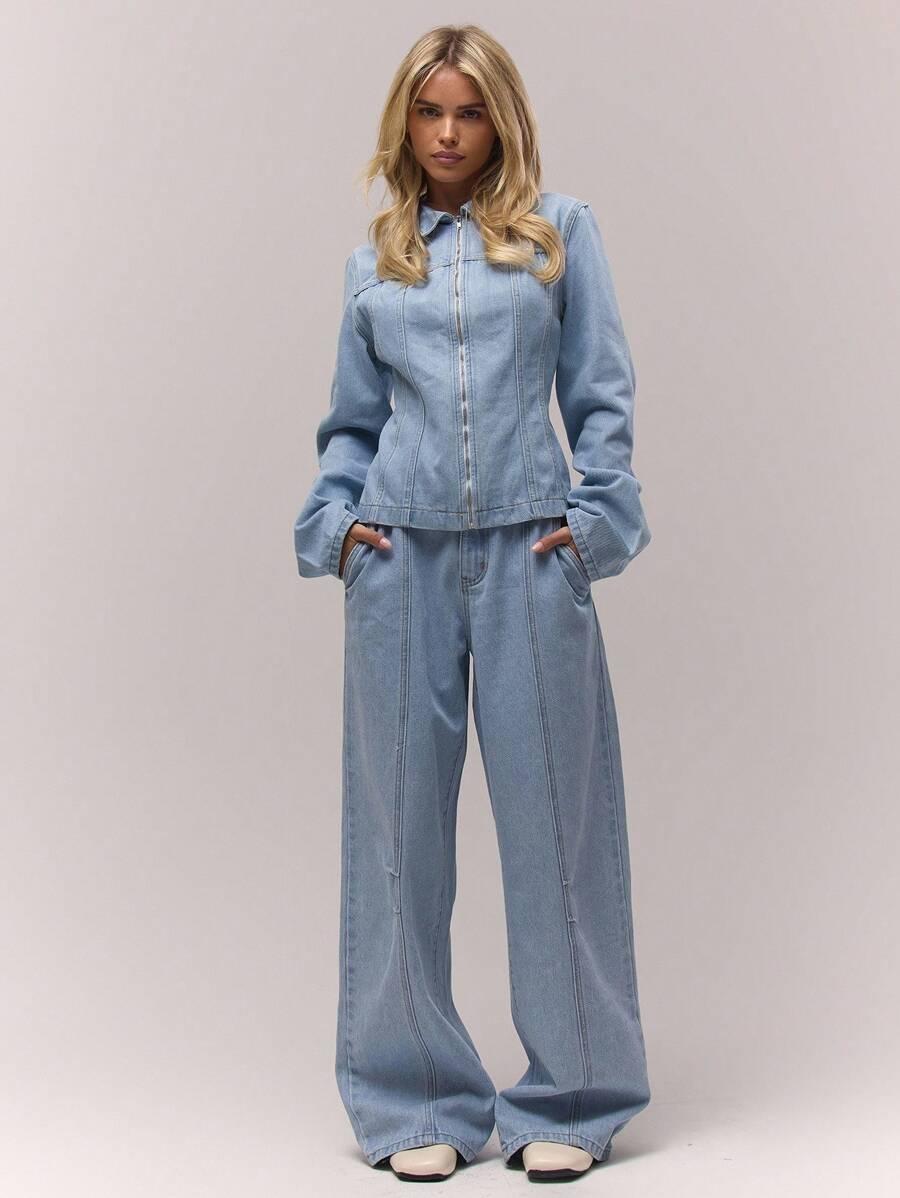 niebieskie spodnie jeans