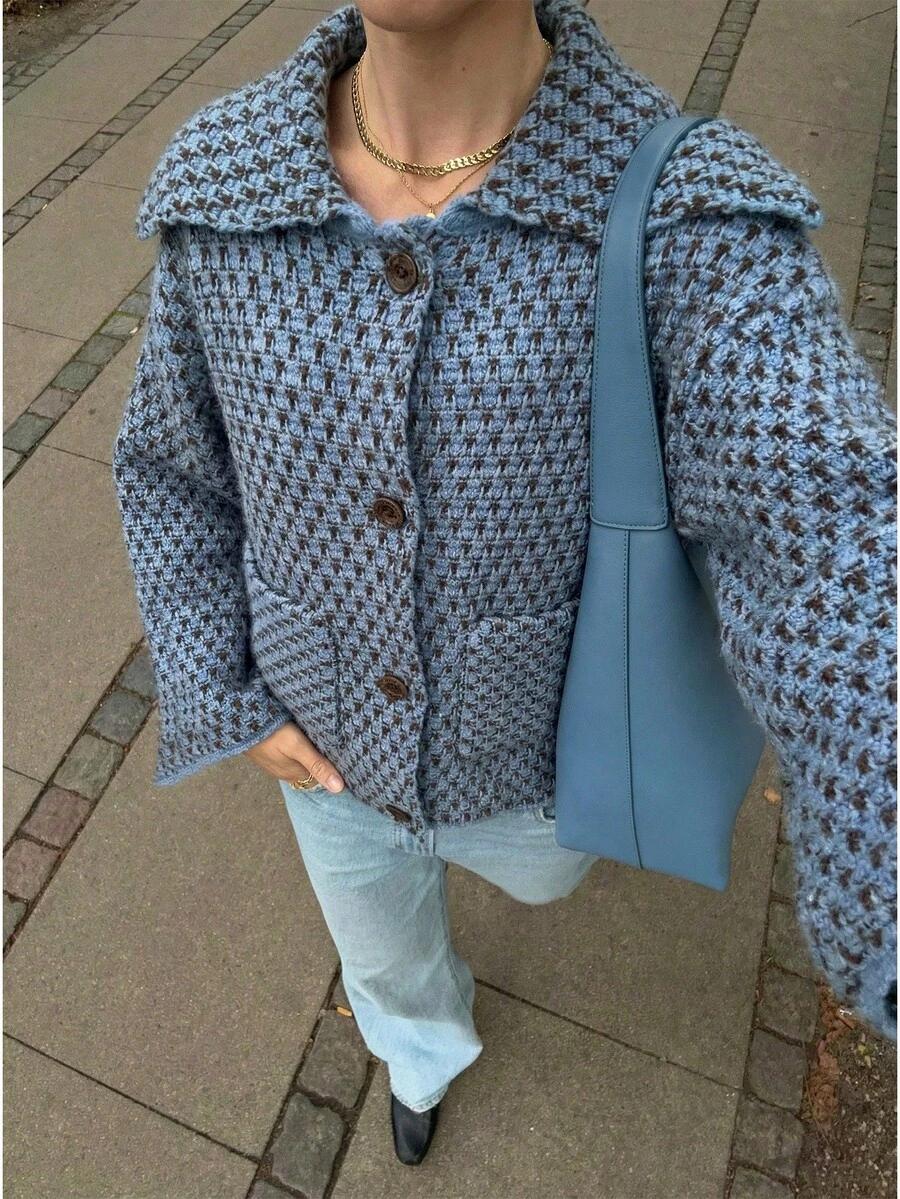 niebieski sweter guziki