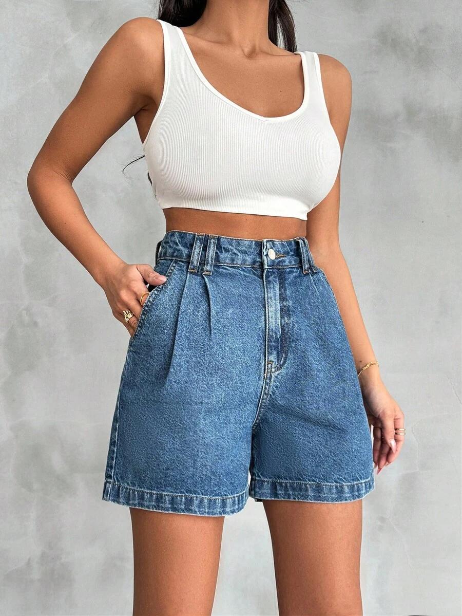 niebieskie spodenki jeans