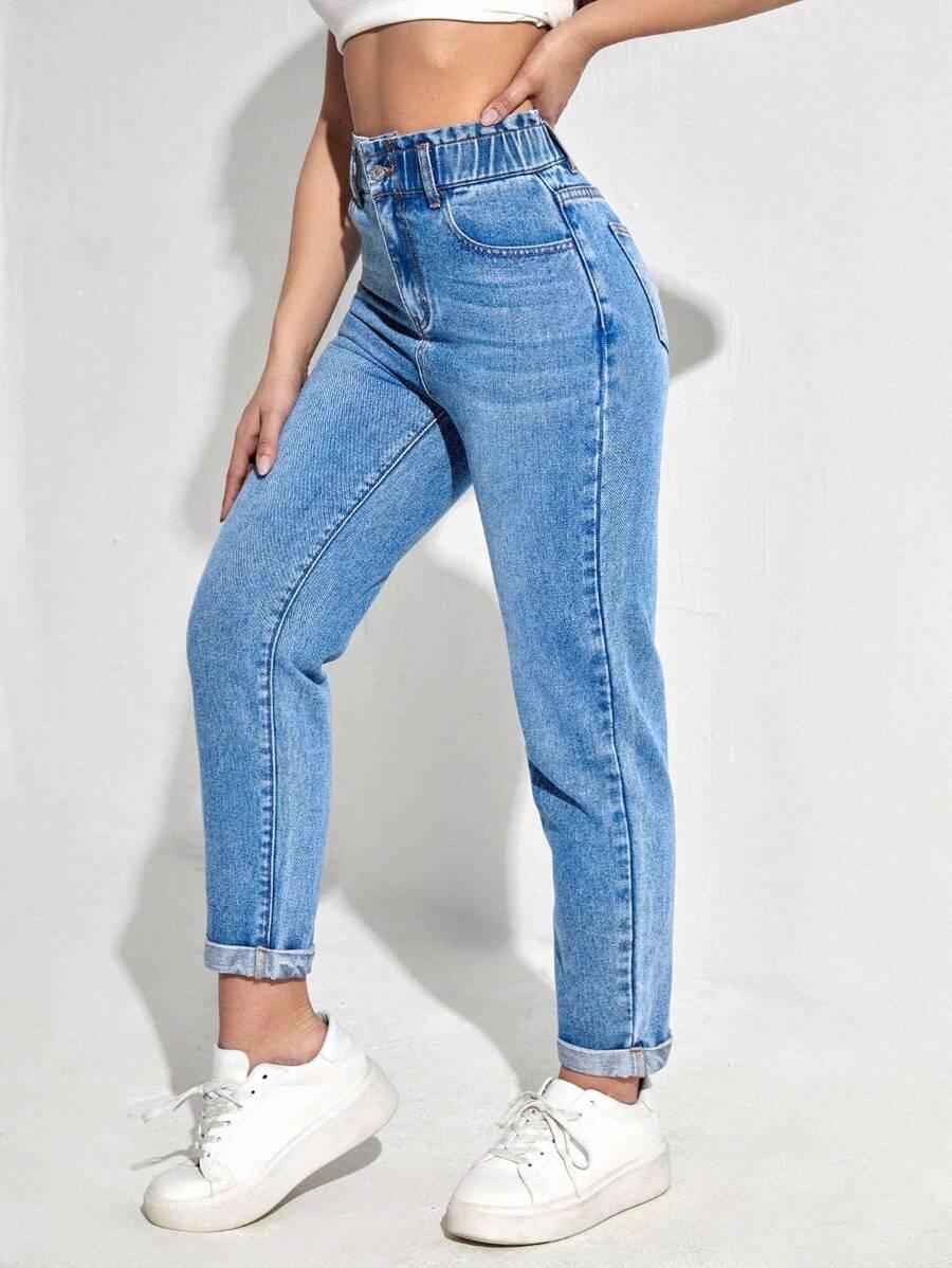 niebieskie spodnie jeans