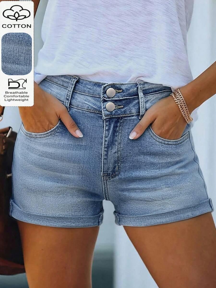 niebieskie krótkie spodenki jeans