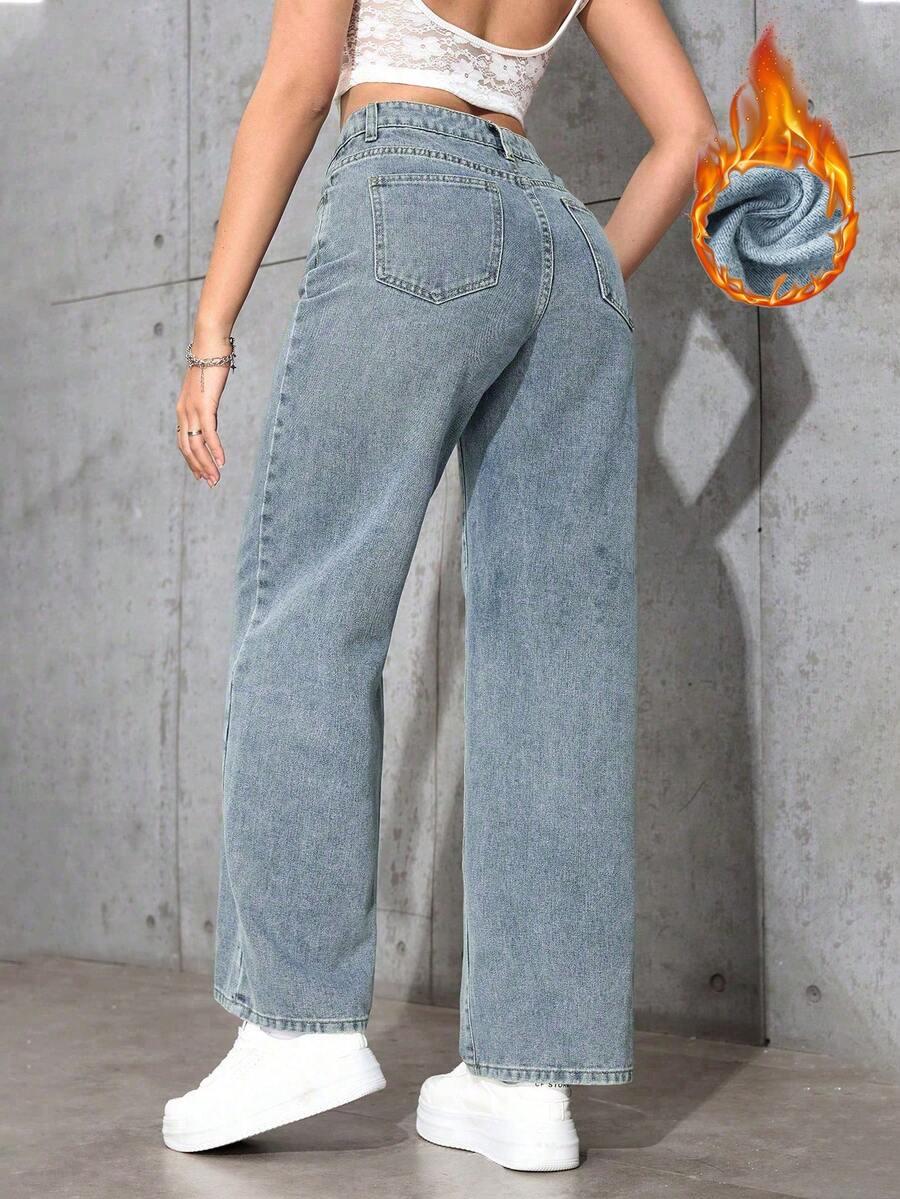 niebieskie spodnie jeans