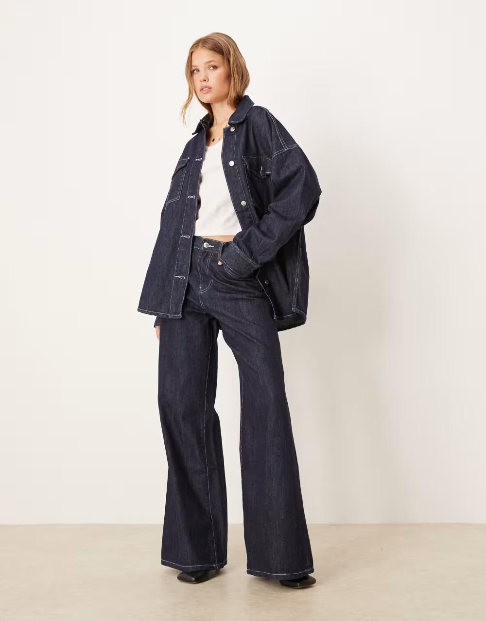 granatowa kurtka jeans