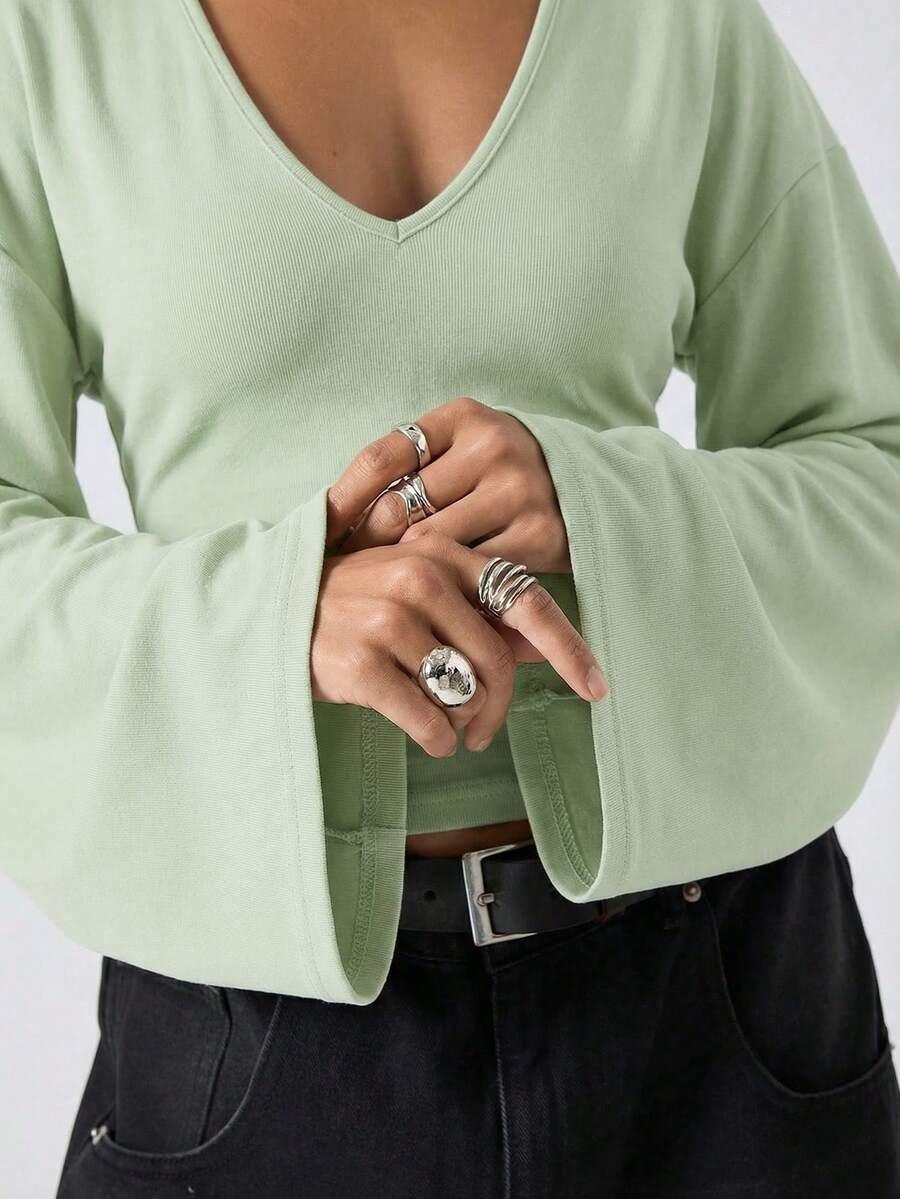 zielona bluzka rozszerzane rękawy v-neck