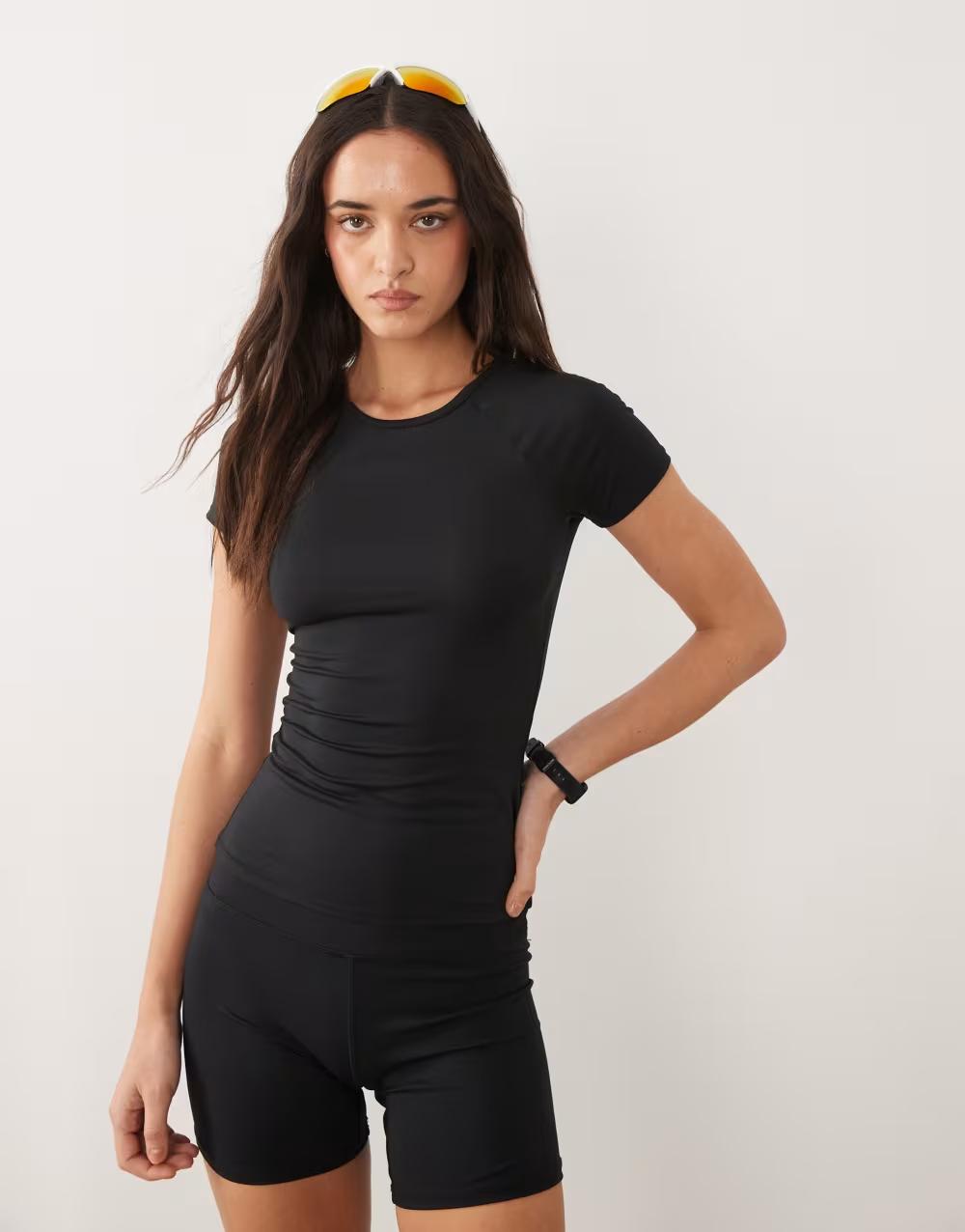 CZARNY SPORTOWY TOP OKRĄGŁY DEKOLT BASIC