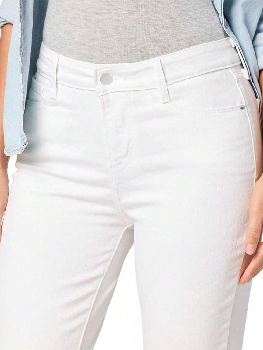 białe spodlenie jeans