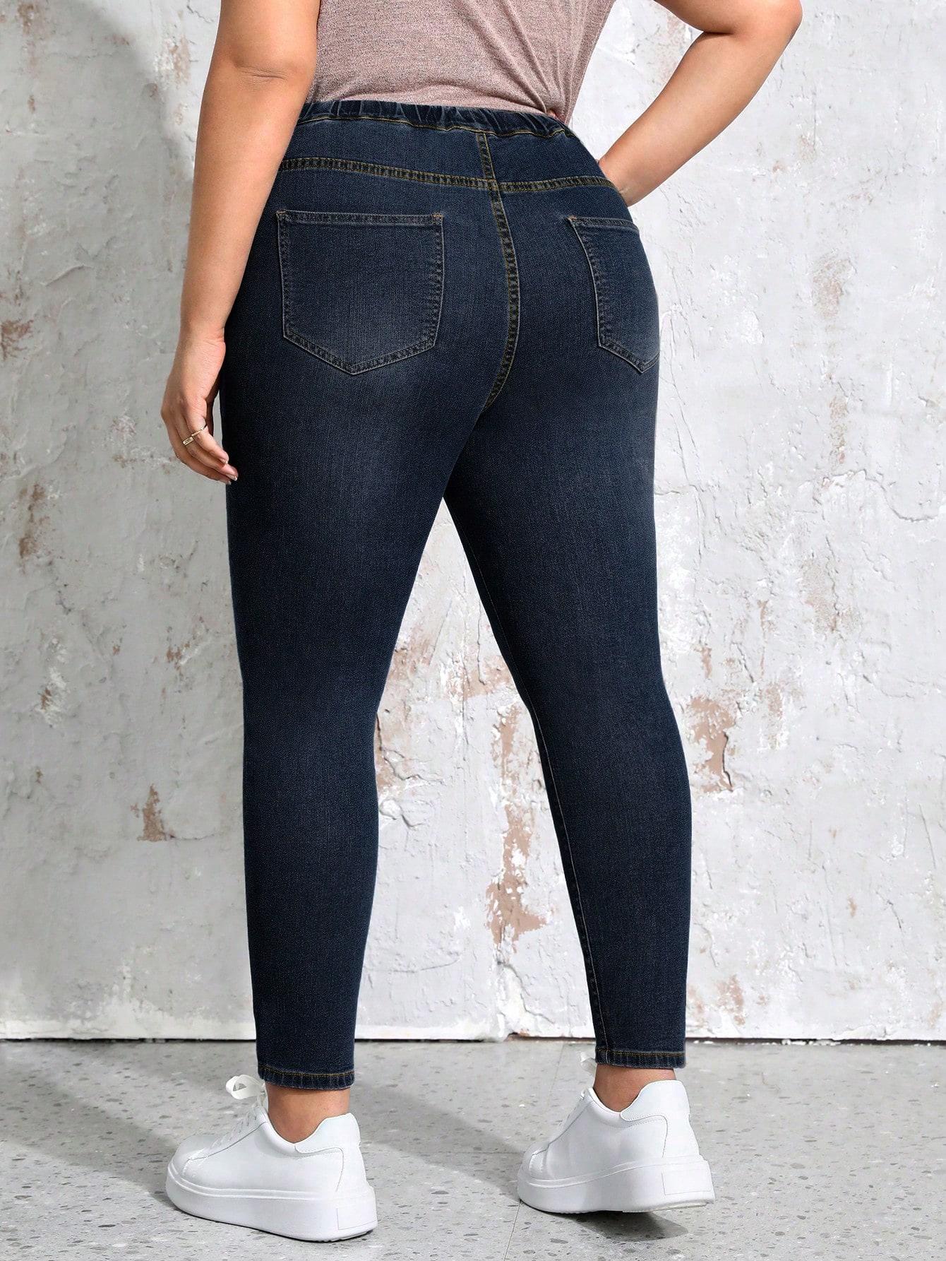 granatowe spodnie jeans
