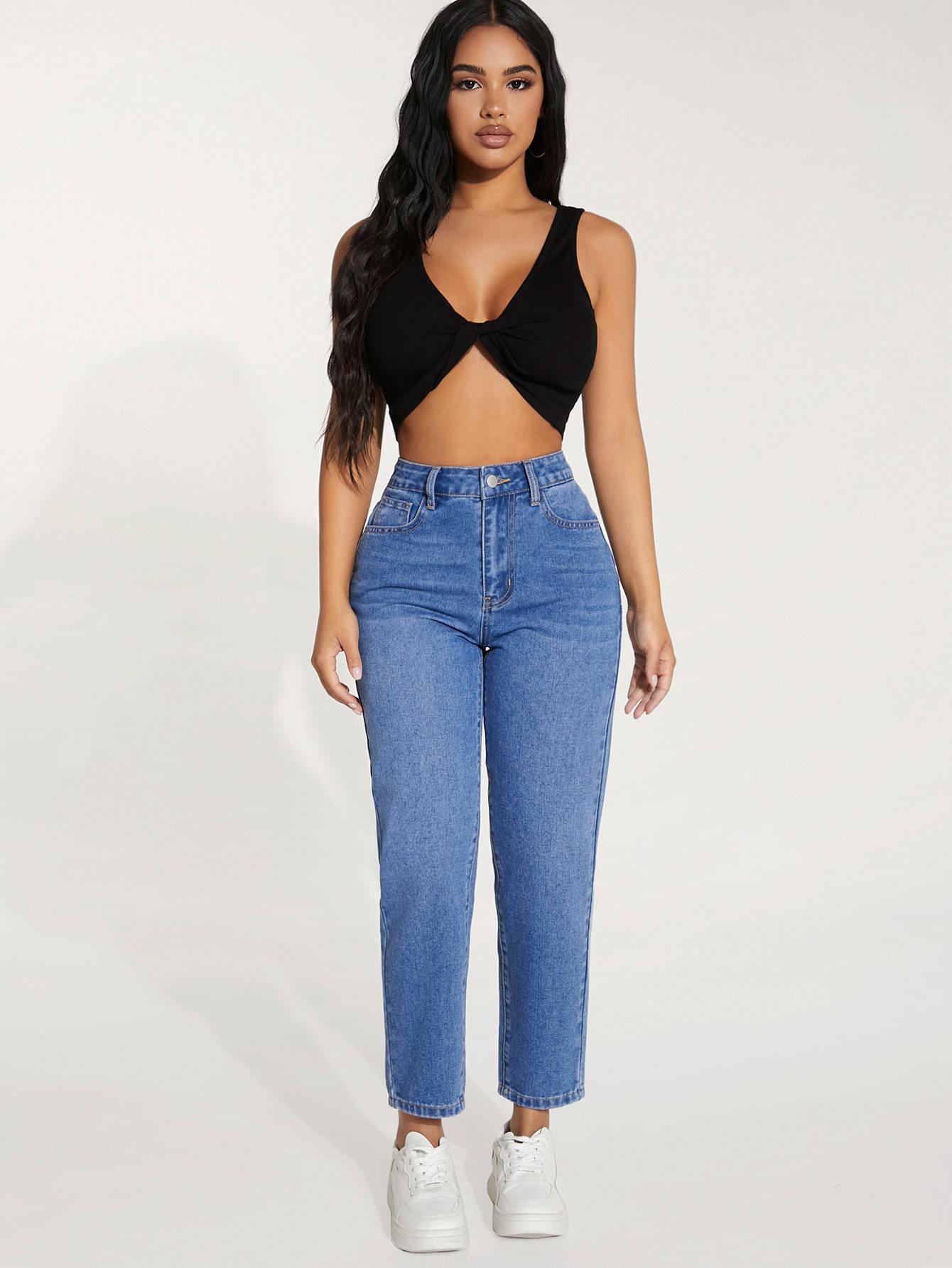 niebieskie spodnie jeans