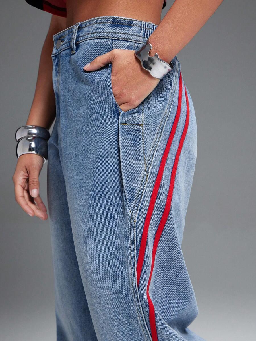 niebieskie spodnie jeans 