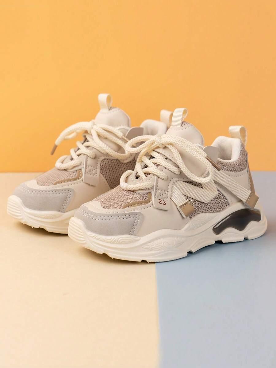 sznurowane buty sportowe