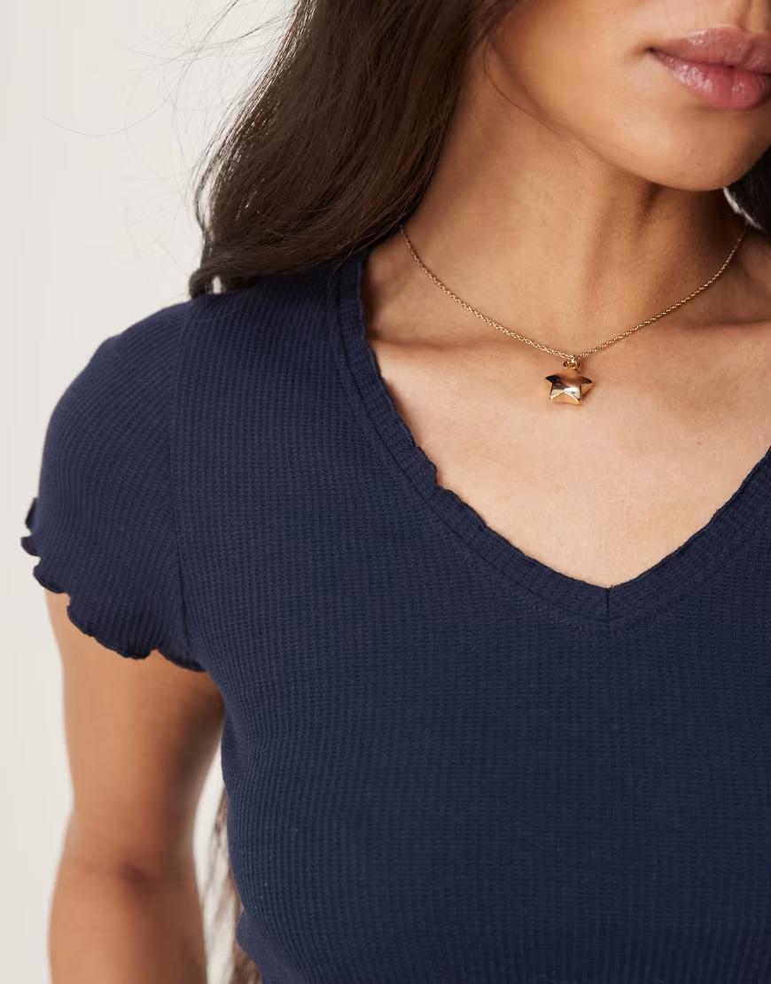 GRANATOWA BLUZKA V-NECK FALBANA