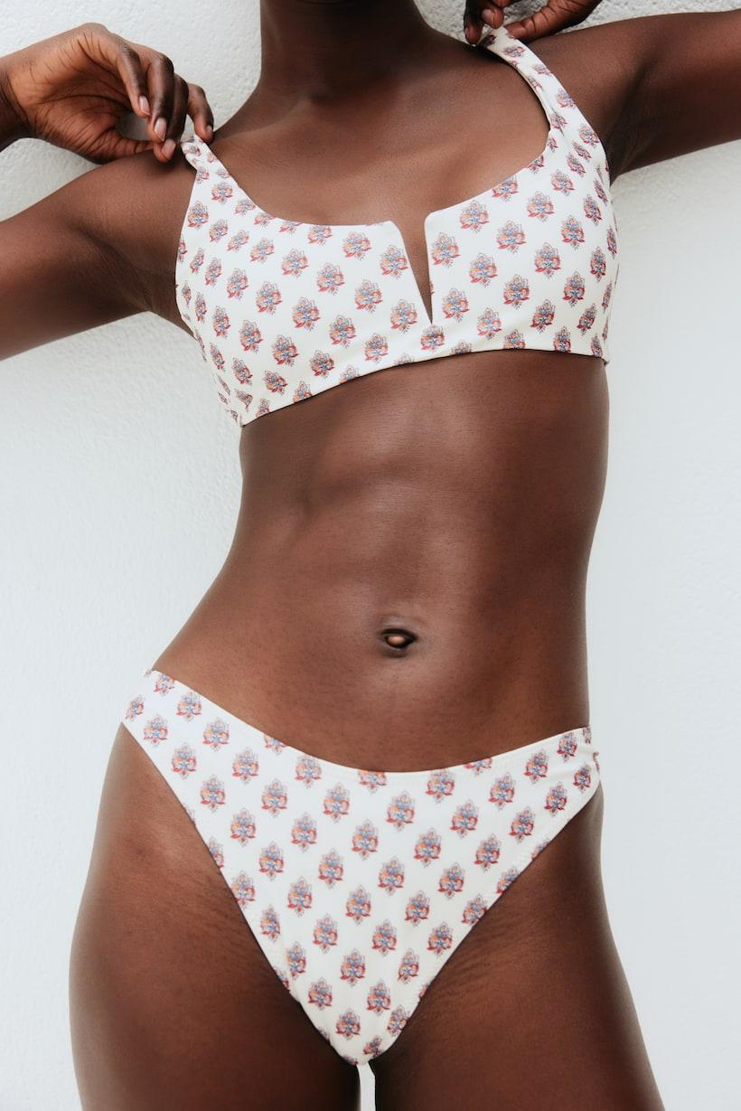 kremowy dół od bikini wzór 