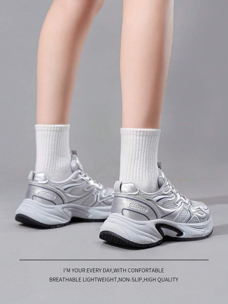 sznurowane buty sportowe