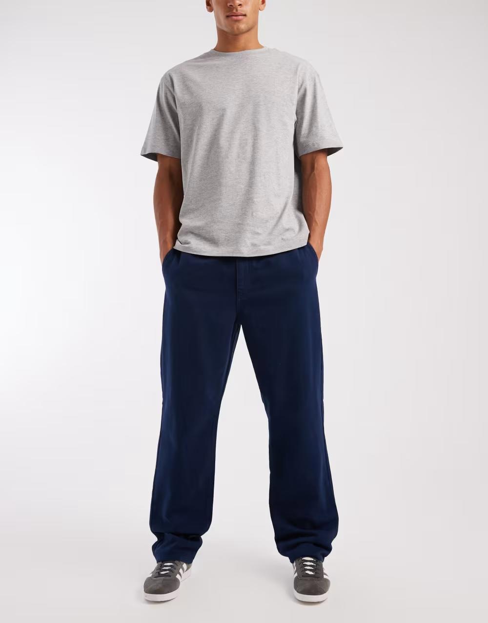 granatowe spodnie jeans