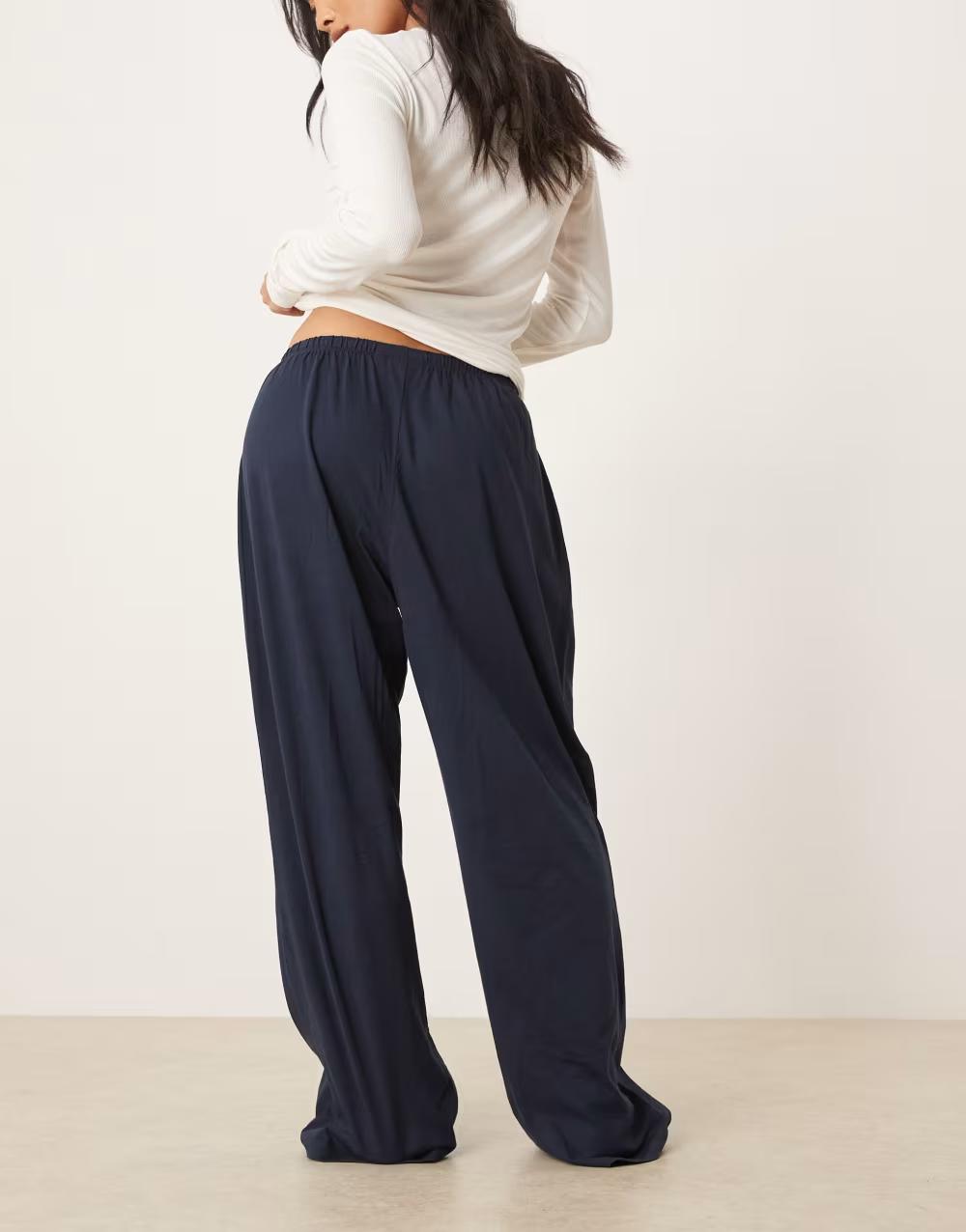 granatowe spodnie od piżamy