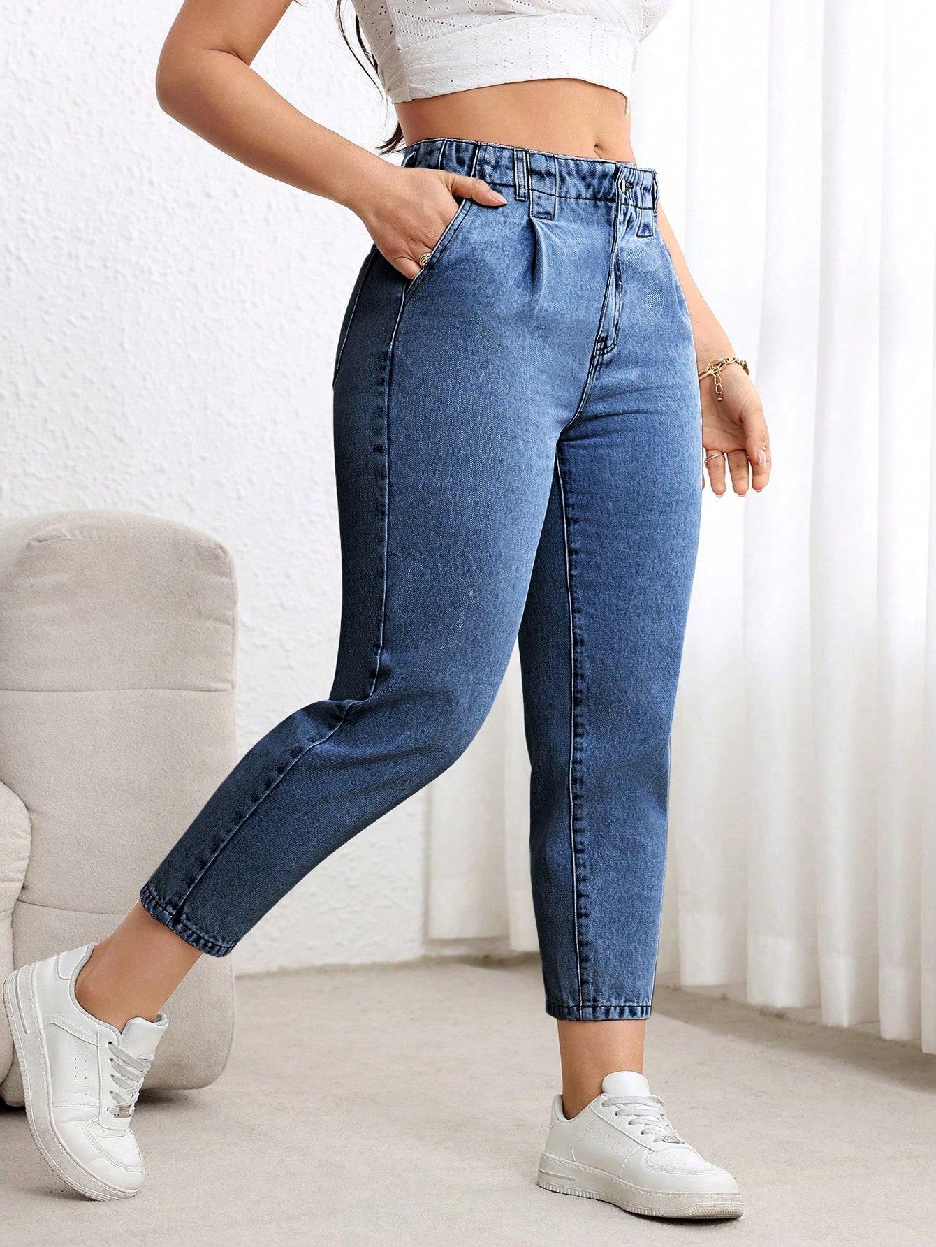 niebieskie spodnie jeans