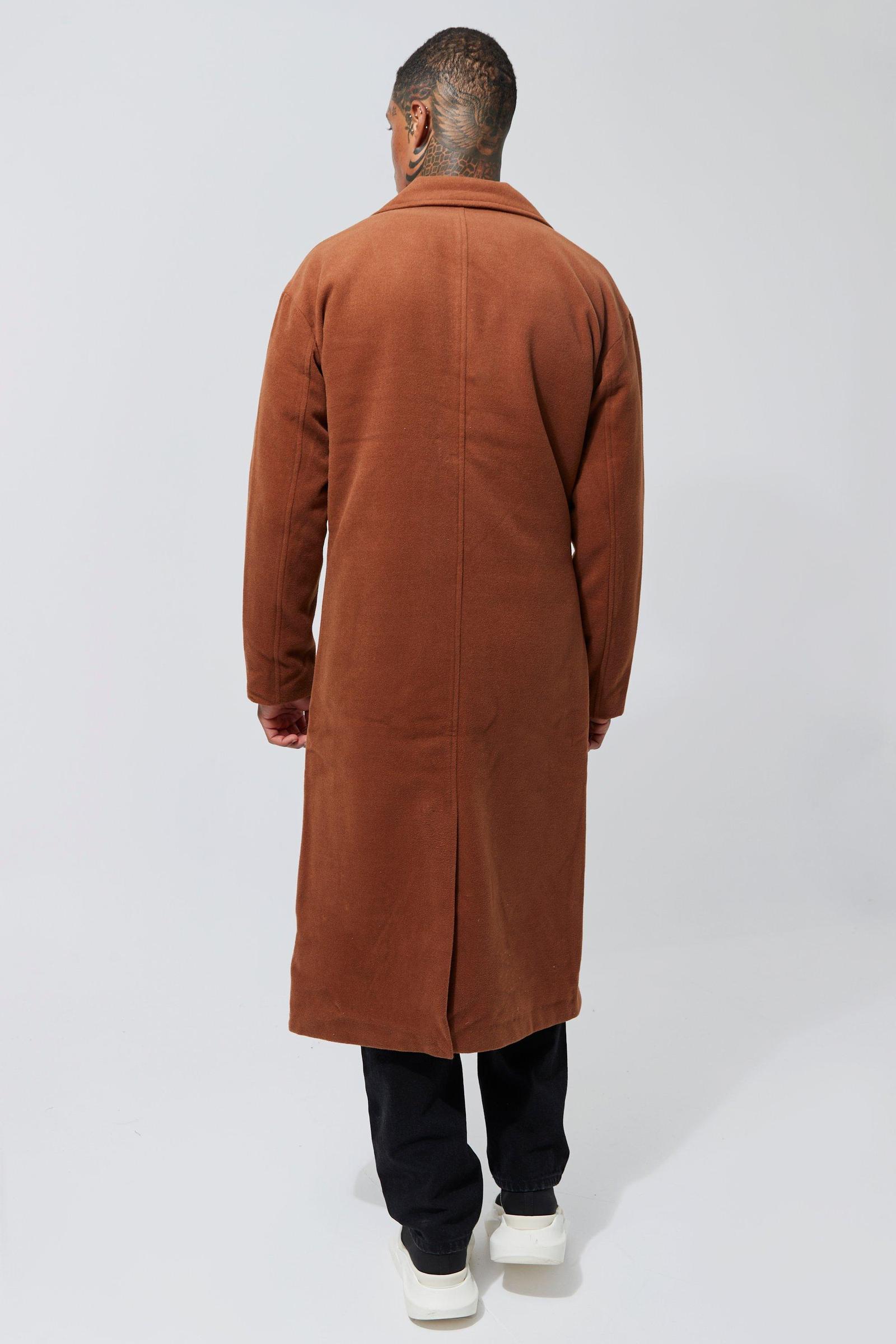 brązowy długi płaszcz klamra