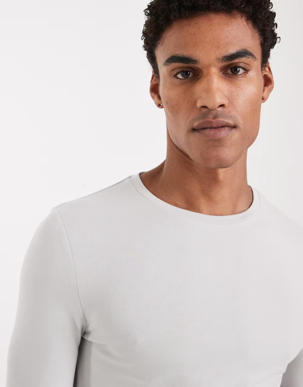 szary T-shirt okrągły dekolt