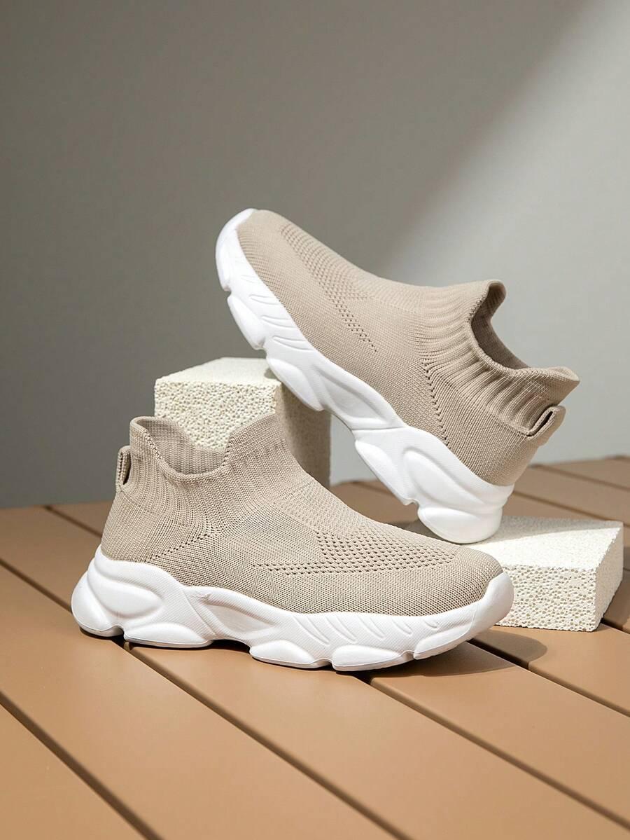 beżowe buty sportowe