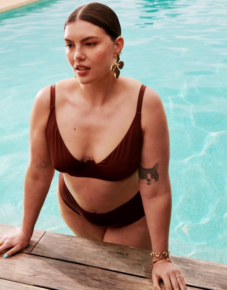 brązowa góra od bikini 