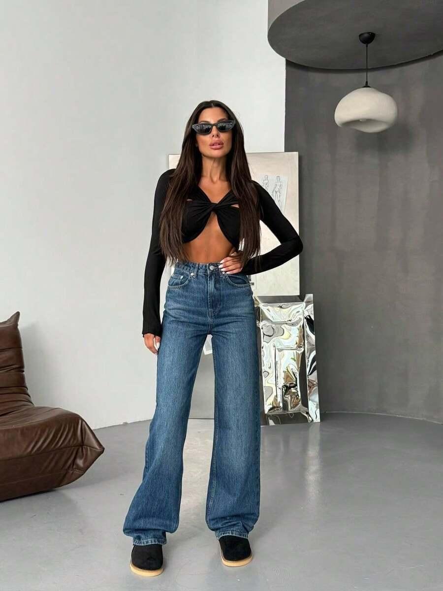 niebieskie spodnie jeans 