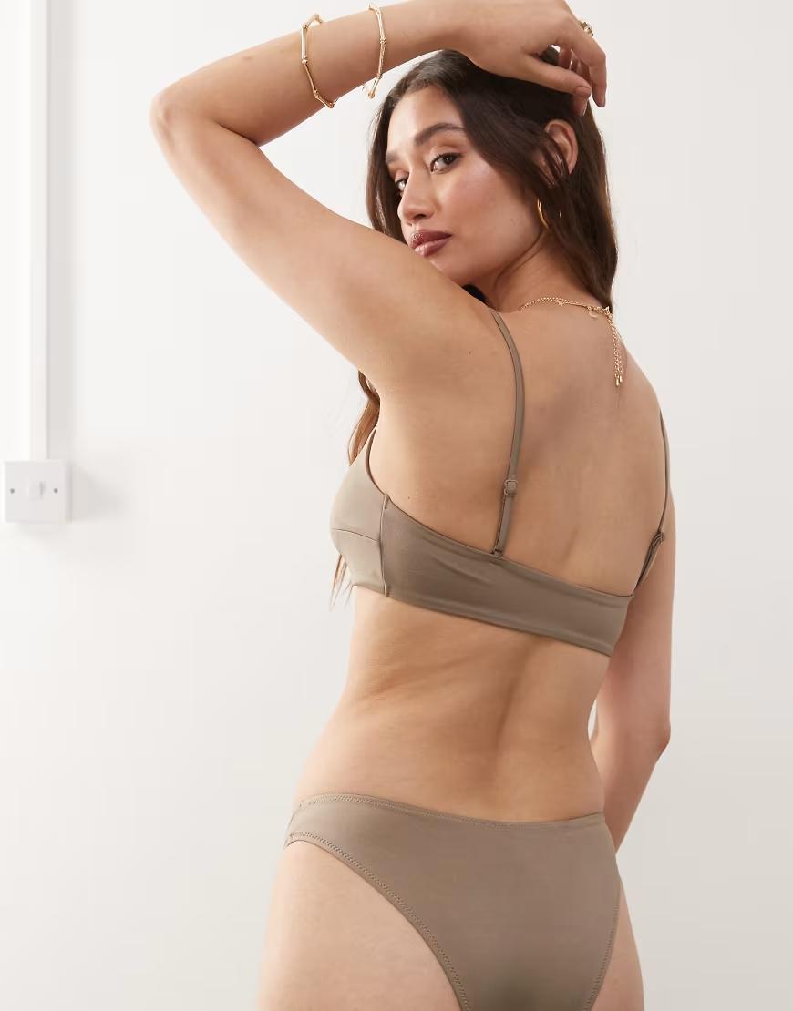 brązowa góra od bikini